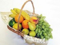 میوه های متنوع فصل بسته بندی شده در سبدهای پذیرایی آماده -پارمیس